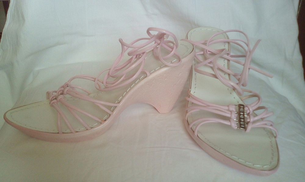 Нови елегантни обувки