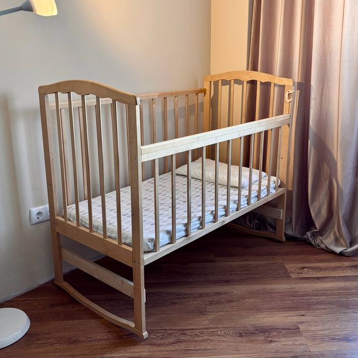 Кроватка и постельные принадлежности для новорожденного