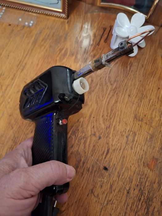 Pistol de lipit romanesc