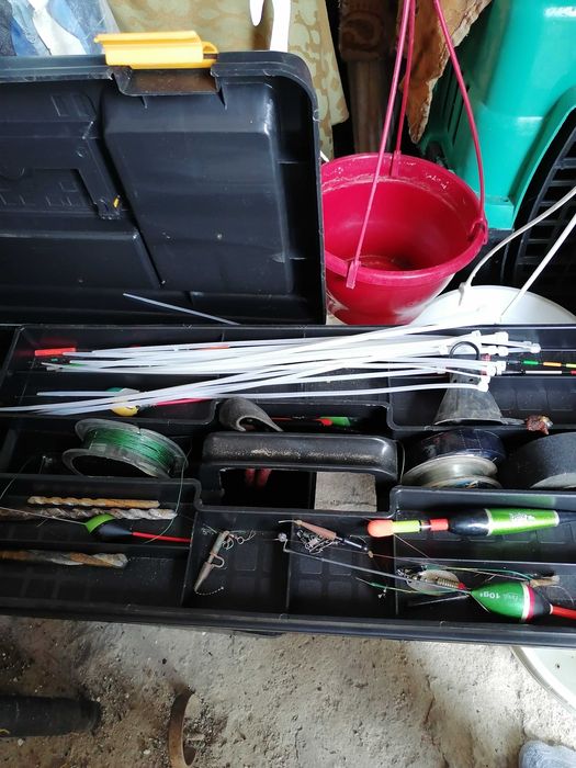 Продавам куфар за риболовни принадлежности