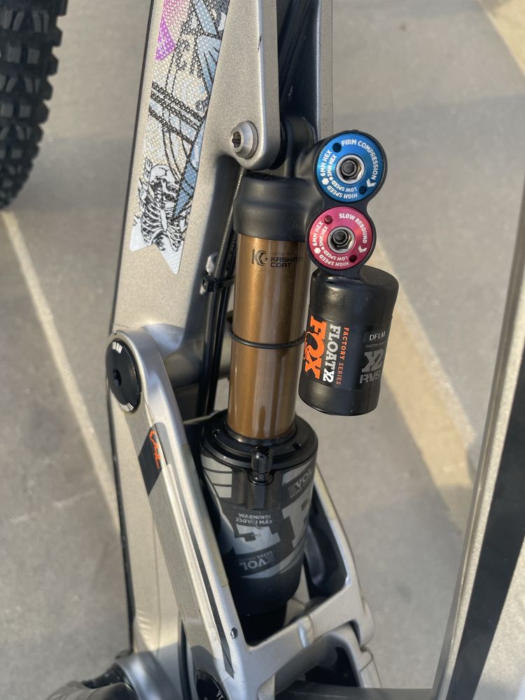YT Tues CF Pro Race carbon downhill
