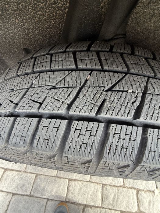 Продам зимнюю резину(липучка) в отличном состоянии. Размеры 225/55/19
