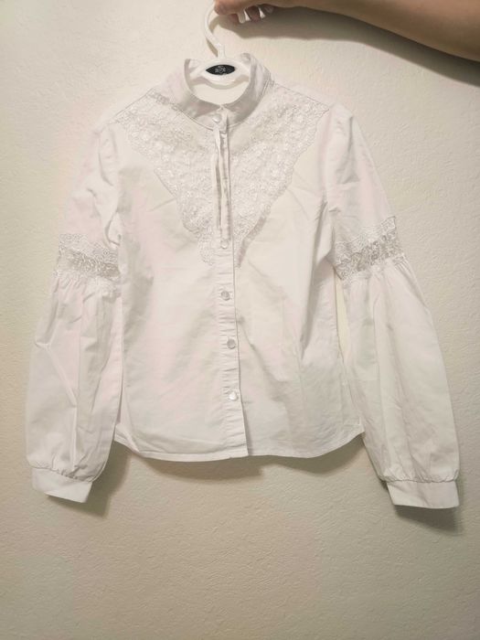 Блузка белая на рост до 140см. Состояние отличное.