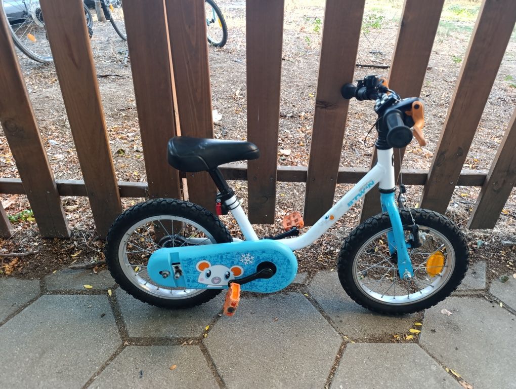 Продавам детско колело с помощни колела 14" btwin