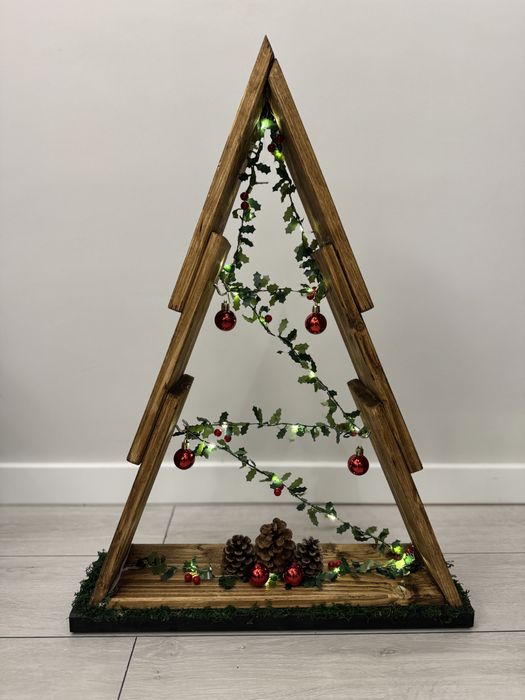 Елегантна и Минималистична Ръчно Изработена Дървена Коледна Елха