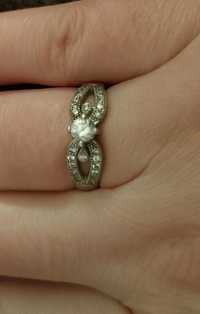 Inel de argint superb cu piatră în centru și pietricele