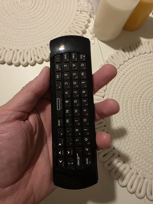 Telecomanda cu funcție de învățare și tastatura