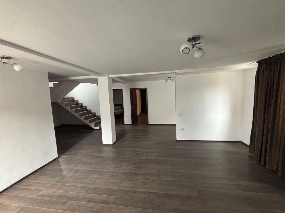 Vând casă cu mansardă si toate utilitațile in zonă excelenta!