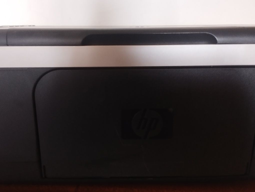 Продавам копирен център HP Deskjet F4180