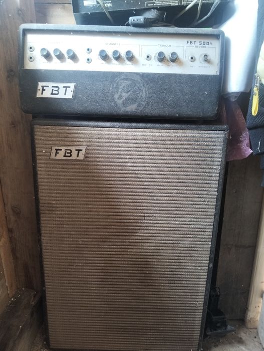 Statie pe Lampi și boxa FBT pentru chitara