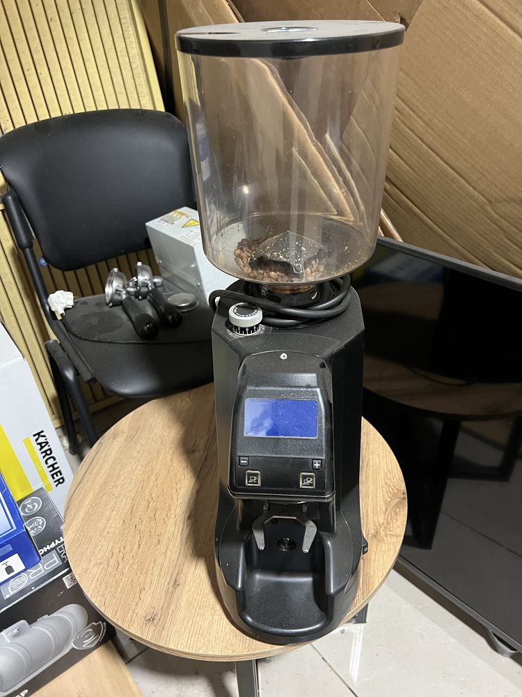 Продам кофемолку nuova simonelli