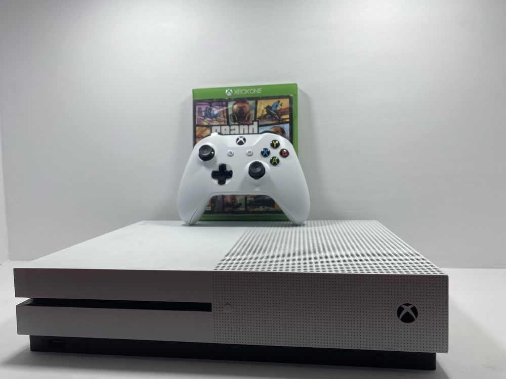 Vând Consola Xbox One S 1TB + Controller și GTA V inclus!