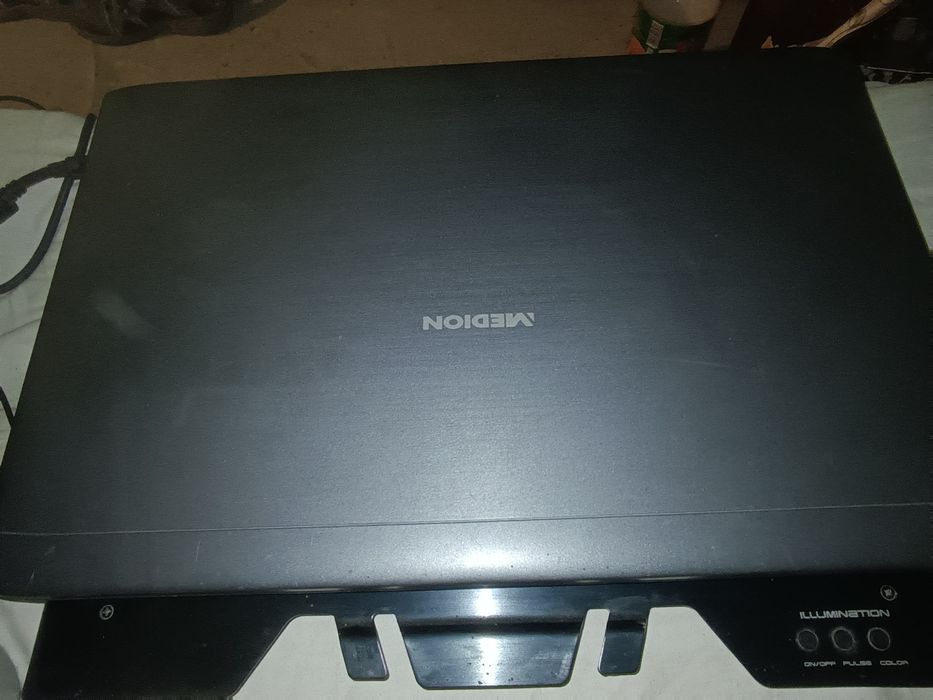 Vând laptop medion 800