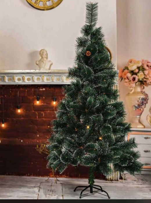 Изкуствена коледна елха с кръстата стойка и бели връхчета