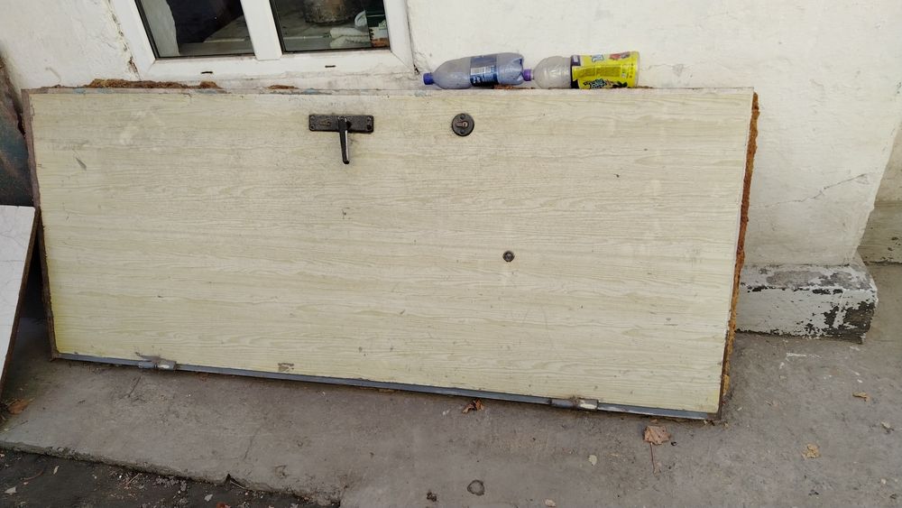 Железный дверь, входной