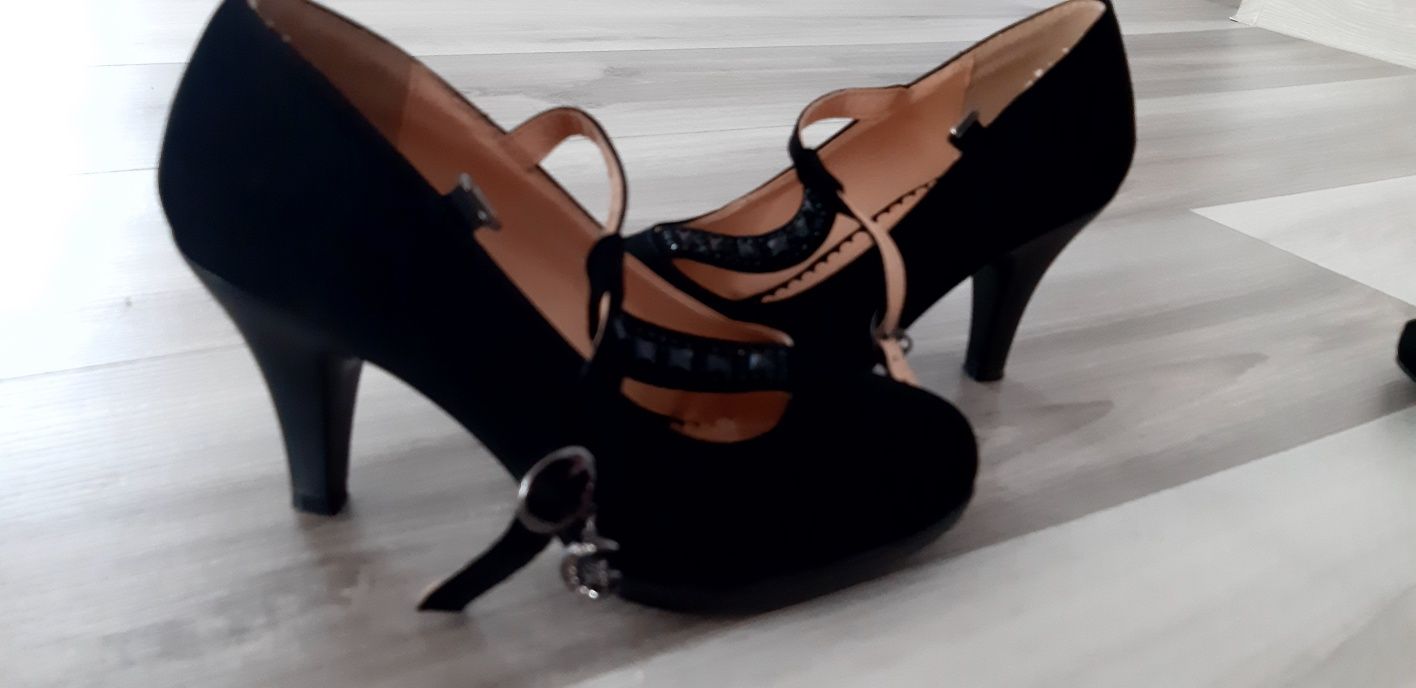 Pantofi culoarea negru