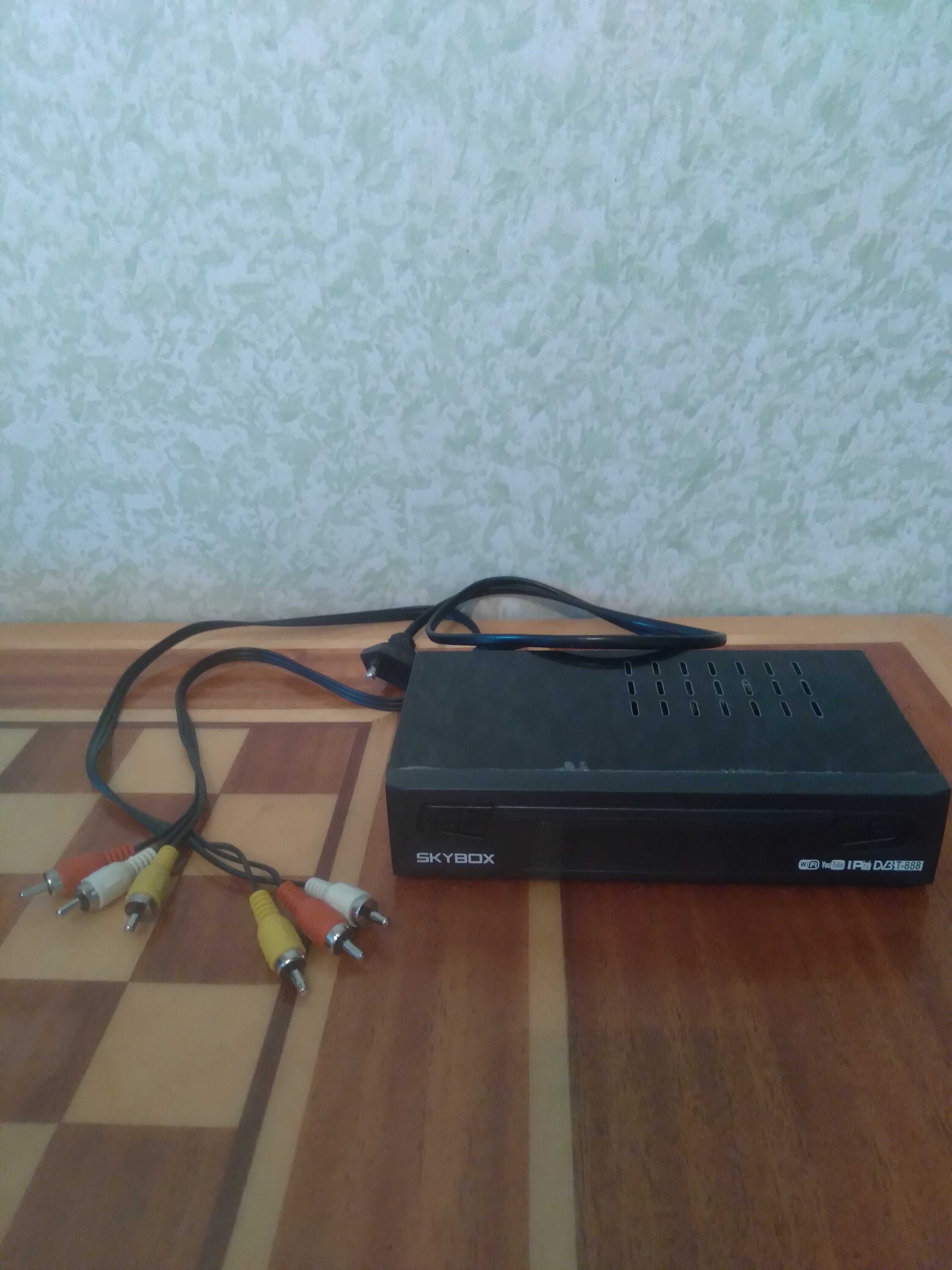 Продам цифровой эфирный приемник DVЗ Т-888 SKYBOX и комнатную антенну.