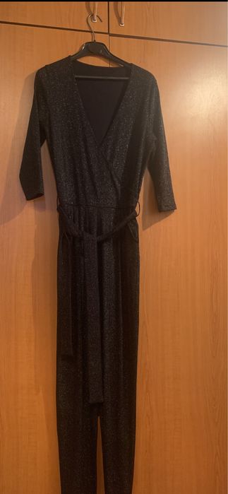 Vand haine fete : treninguri, salopete, rochii ocazie.