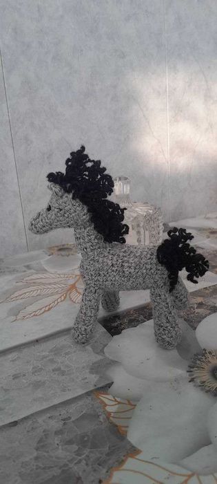 Вязанная лошадь. Оригинальный подарок на новый 2026 год.