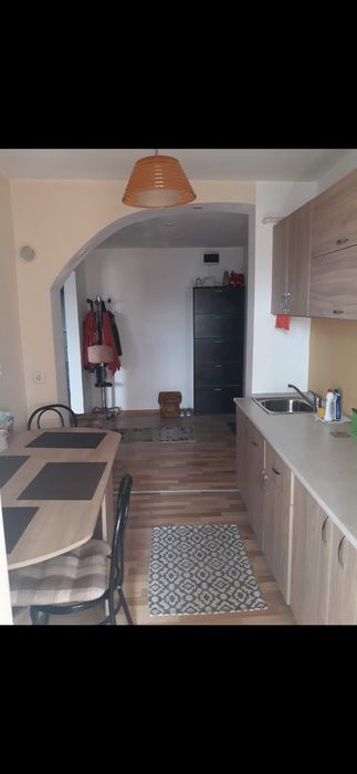 Inchiriez apartament 2 decomandat .