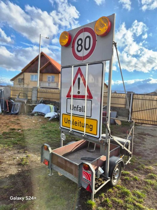 Remorca cu panou de semnalizare si dirijare trafic