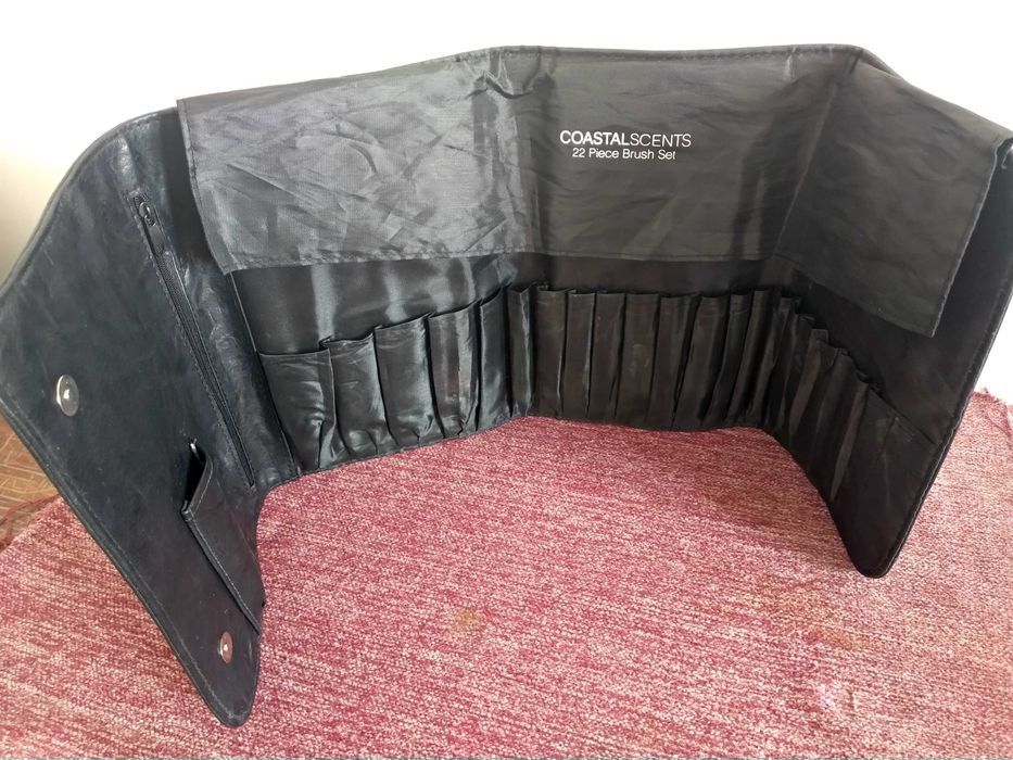 Чехол для косметических кистей.