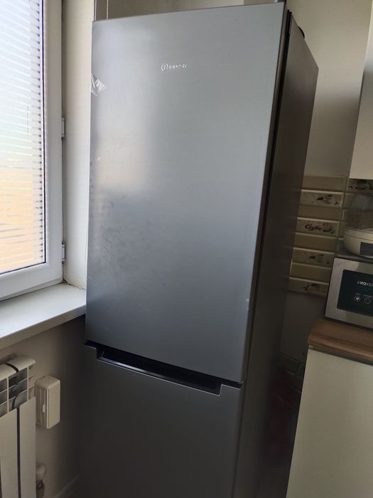 Холодильник indesit продам