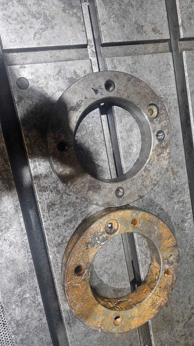 Клинозатегателни патронници BISON и български ,за стругове с CNC нови.