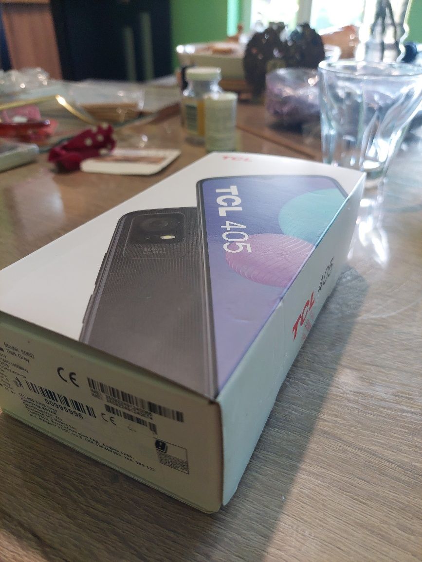 Продавам нов телефон TCL 405