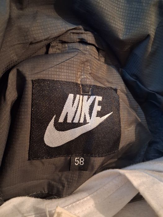 Куртка Nike хорошо в дождь.