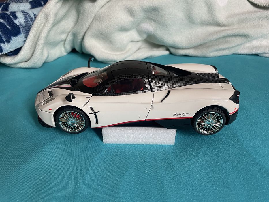 Pagani Huayra - Che Zhi - 1:18 - звук и светлини, нова (в стиропор)