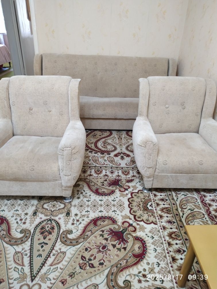 Продается диван раскладной и 2 кресла, в отличном состоянии.