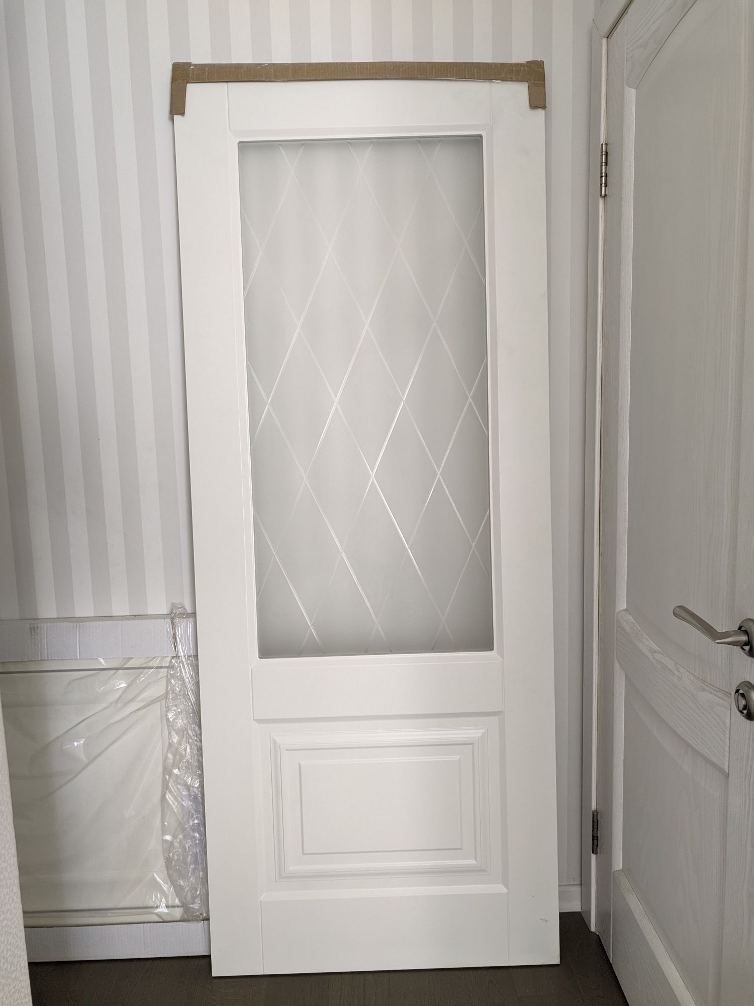 Межкомнатная белая дверь со стеклом