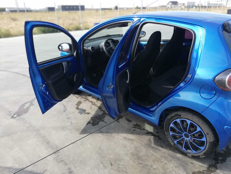 Vând Toyota  Aygo 2012