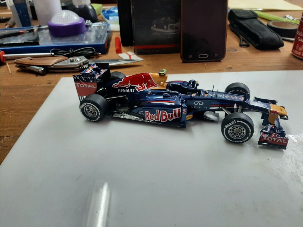 Ръчноизработен модел на Red Bull F1 на Себастиан Фетел 1:18 без грешки