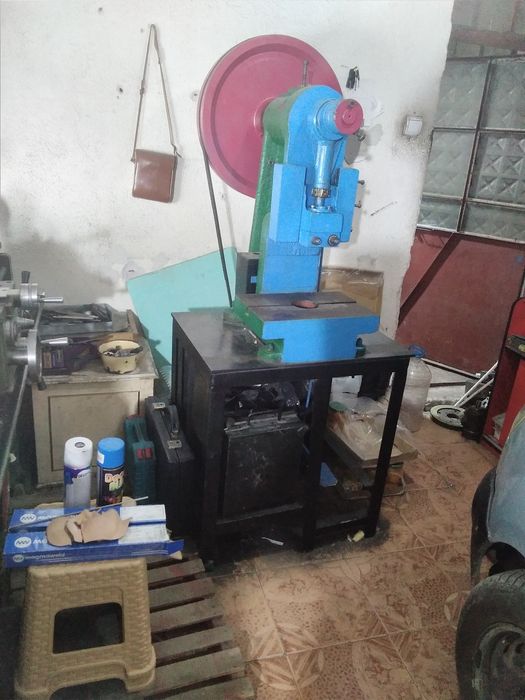 Продавам ексцентрик преса 25 тона