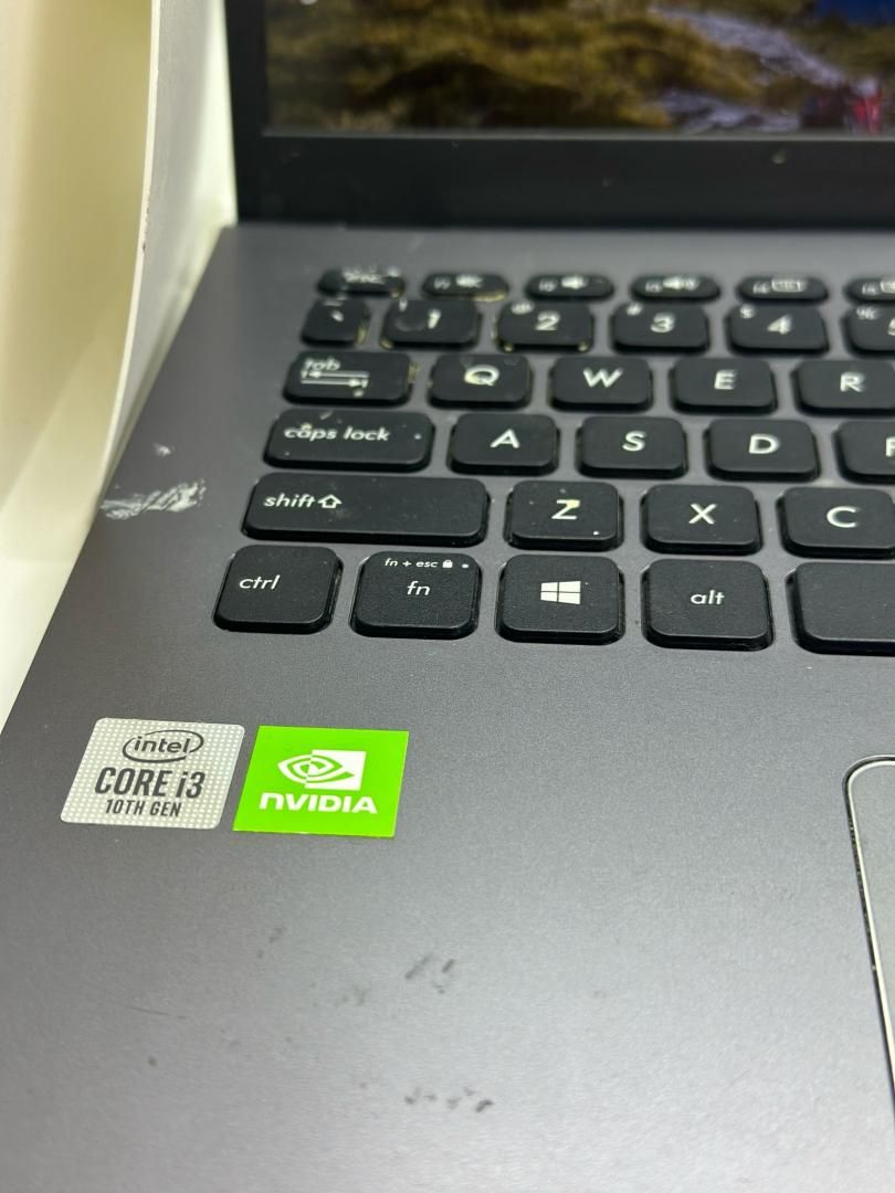 Laptop ASUS X509J, Full HD, i5, SSD de 512 GB -A-