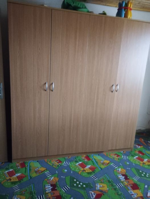 Dulap cu 4 uși pentru haine