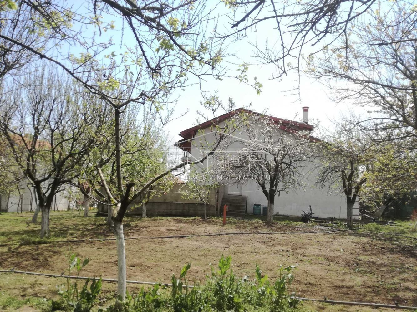 Къща в Варна, област-с.Бенковски площ 285 цена 195000