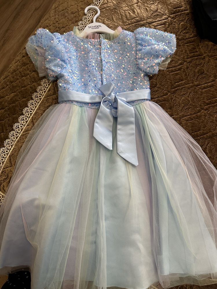 Платье нарядное на девочку 6-8 лет