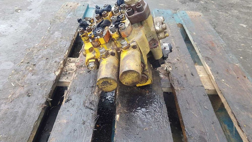 Distribuitor hidraulic pentru vola Liebherr 541