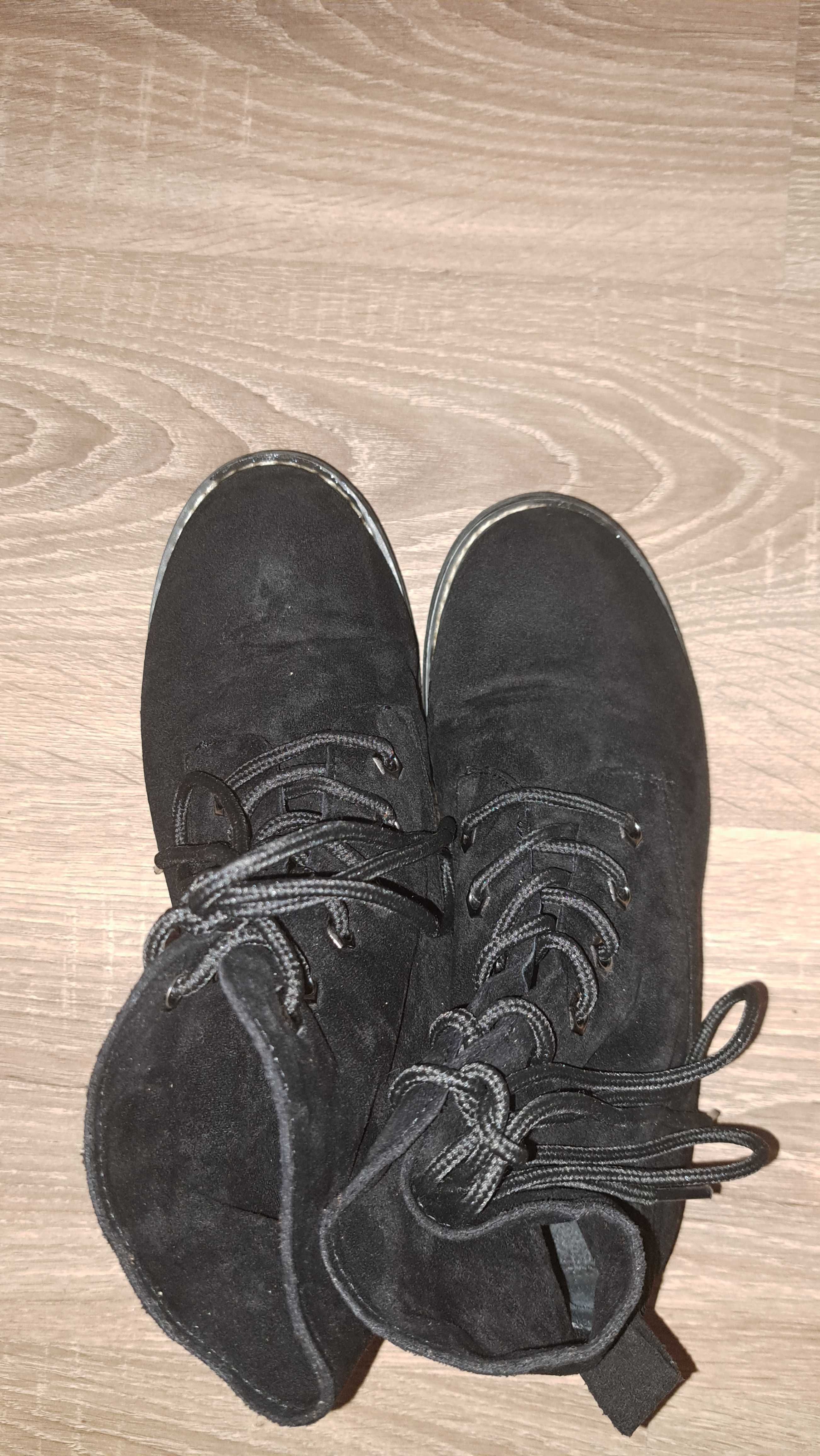 Замшевая чёрная обувь