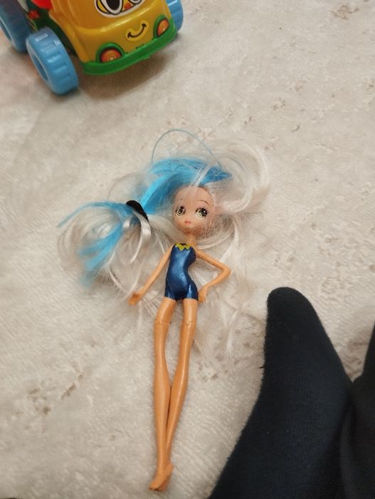 Кукла Барби красивая.