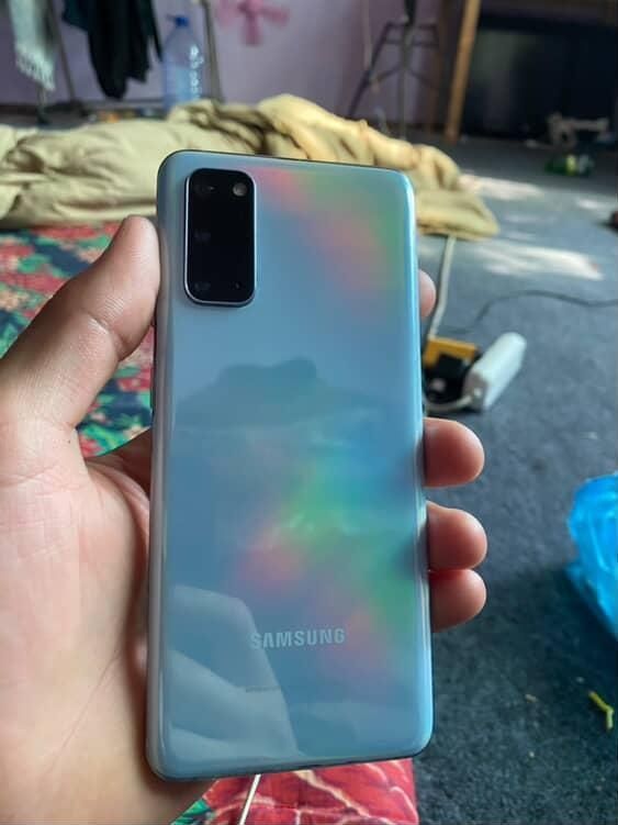 Samsung S20 5G ekranda ozgina chziqi bor  chiziq bilinmedi