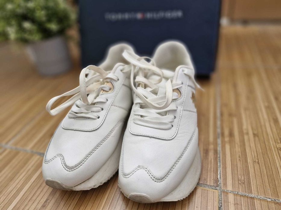 Vând adidași Tommy Hilfiger
