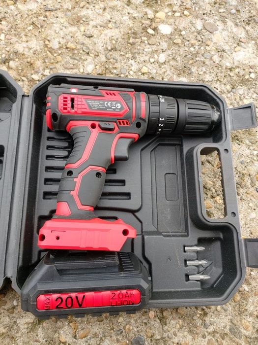 Masina de infiletat pe baterie lipsa incarcator 100 lei