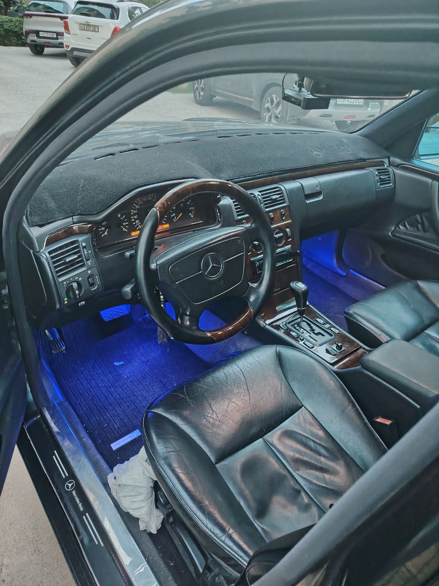 Автомобиль мерседес