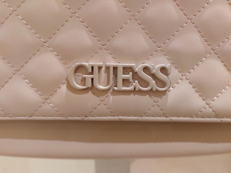 Оригинална чанта Guess – пудра/бледо розова