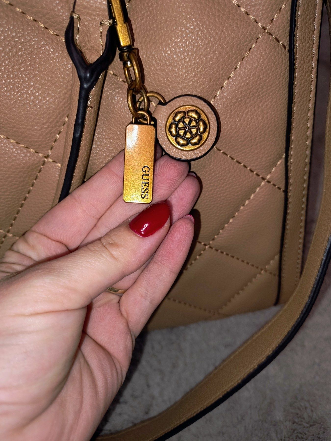 Оригинална чанта на Guess в бежов цвят