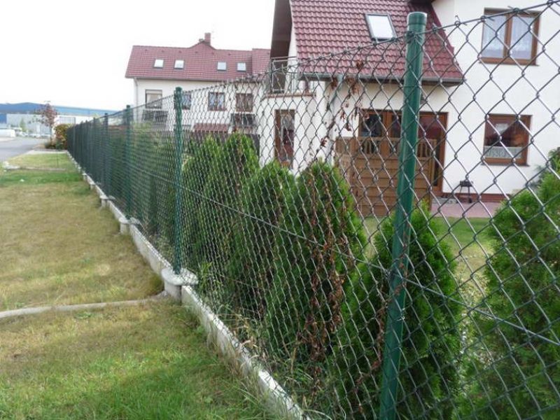 Изграждане на огради с метален профил,пана и поцинкована оградна мрежа
